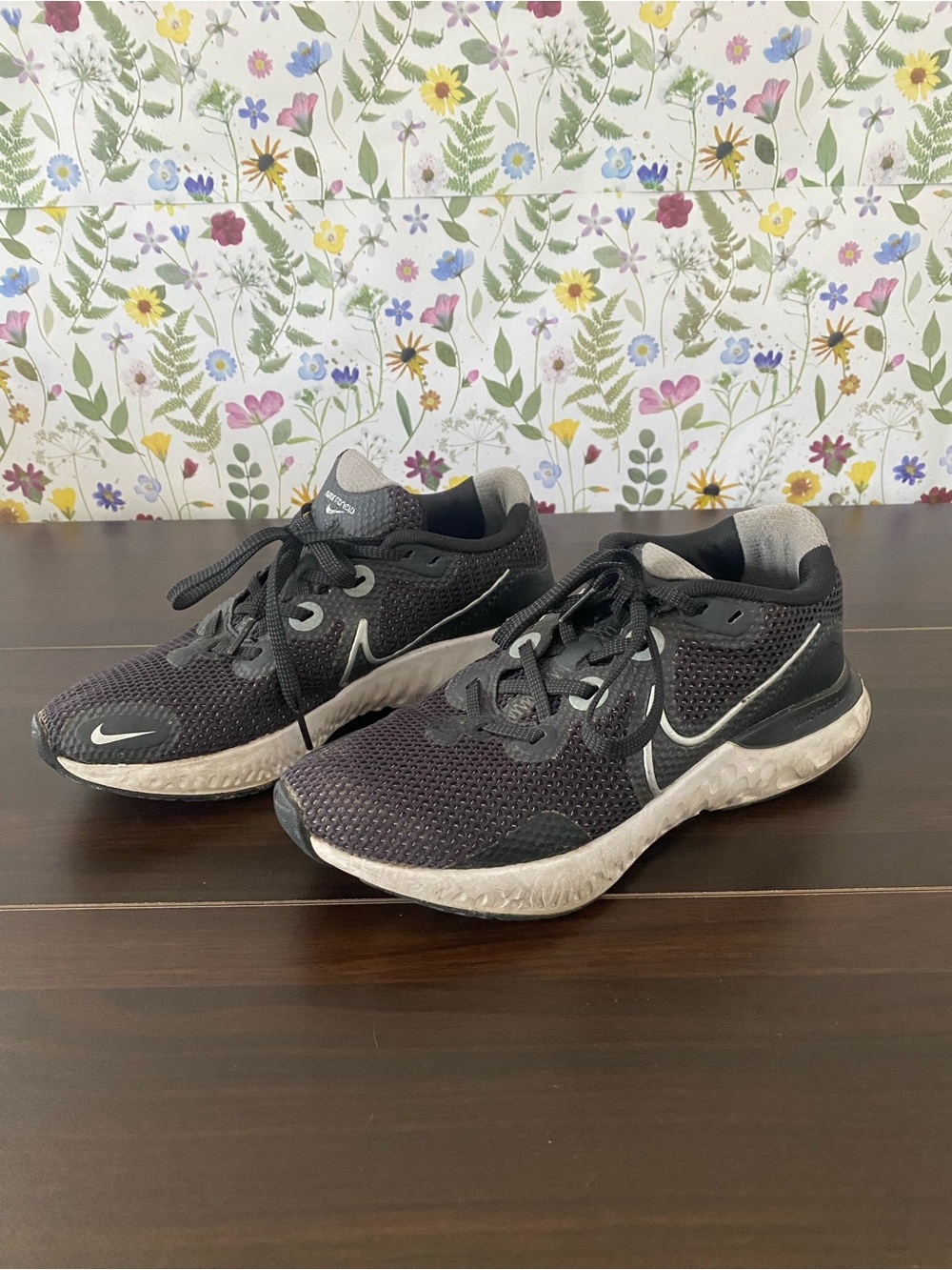 Nike Renew WMN’s Black and White Mesh Running Shoes Size 7.5
